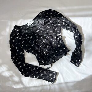 hollister | size s | black floral long sleeve crop top